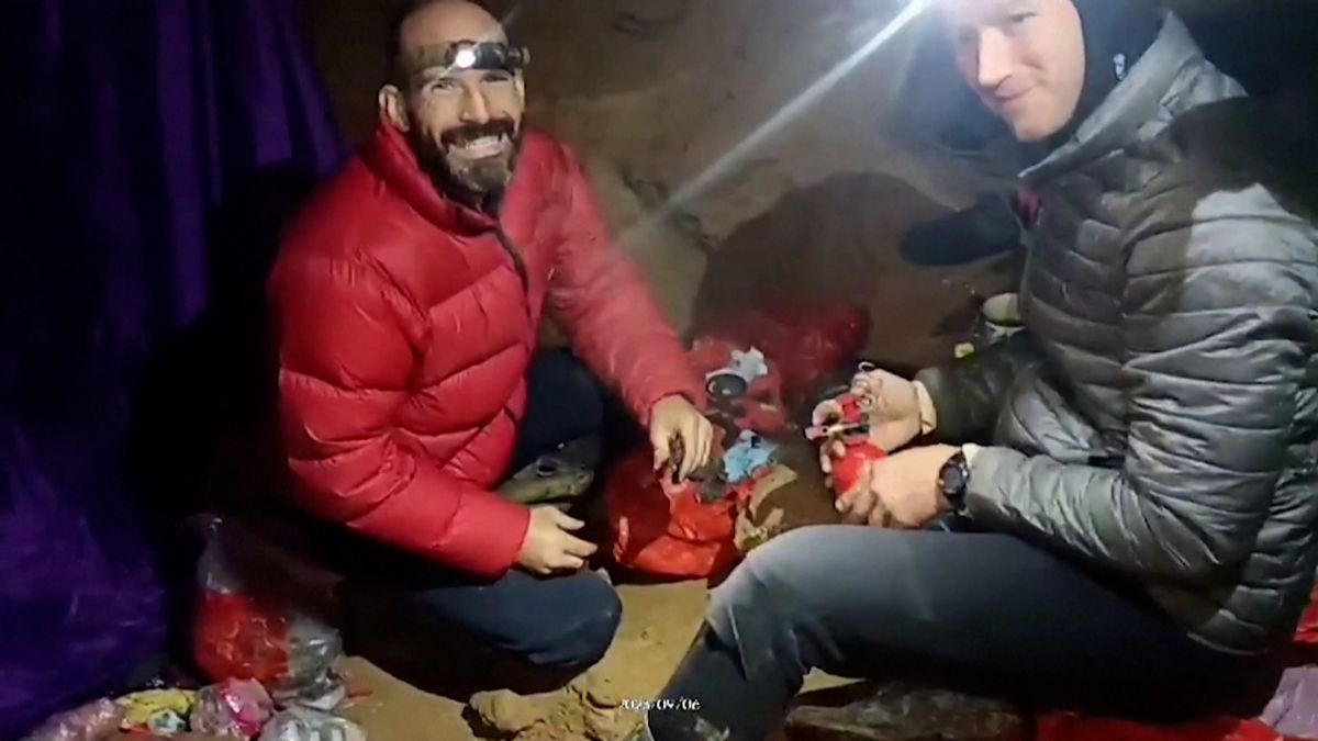 Speleolog v Turecku uvázl kilometr pod zemí